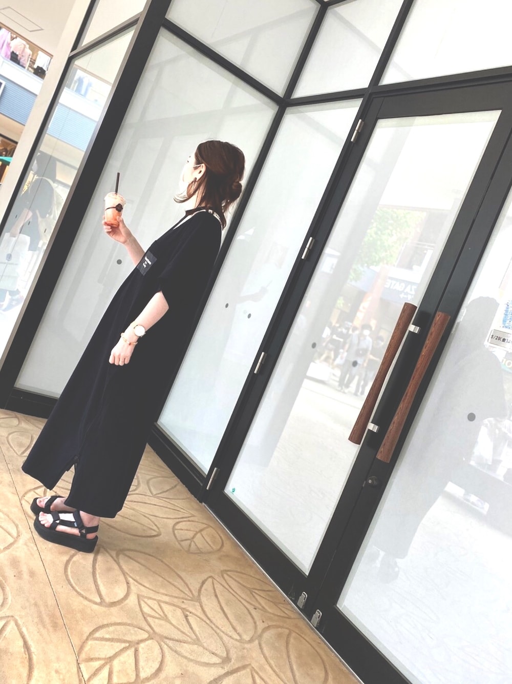 「休日スタイル、シンプルコーデ、カジュアル、楽チンコーデ、今日のコーデ、サンダルコーデ、ビッグT、リラックススタイル、さんぽ、ショッピング」｜「AMERICANAのAMERICANA アメリカーナ サイドZIP BIG TEE ワンピース（ワンピース、ブラック系）」を使った、chiさん（レディース・158cm）の春コーディネートの1枚目の写真