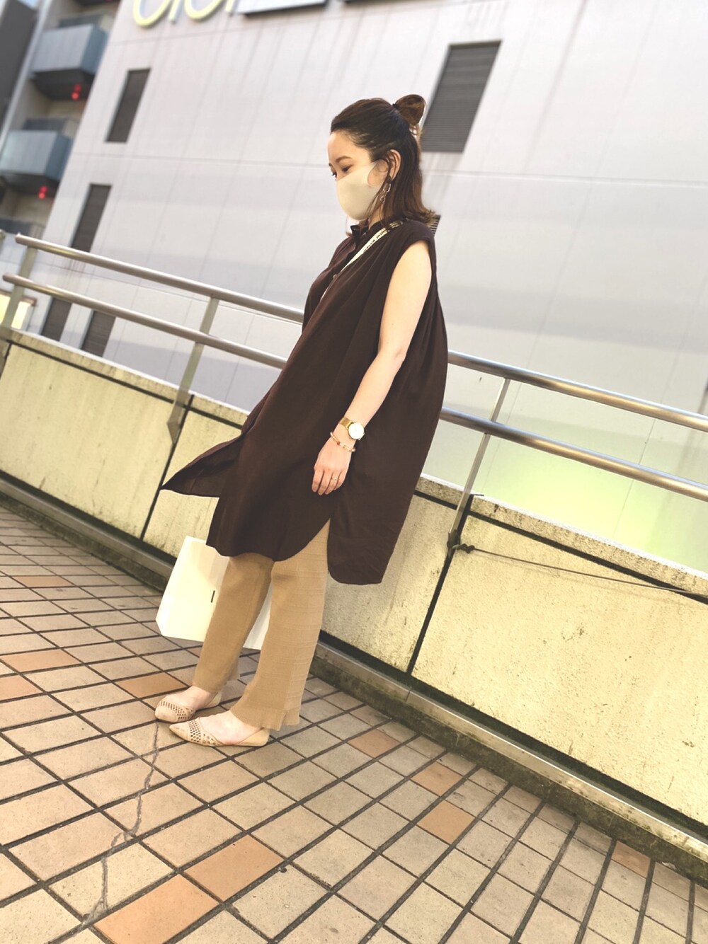 「夏コーデ、ラクチンコーデ、カジュアルコーデ、くすみカラー、オトナ女子、ブラウン、散歩、ショッピング、ニットパンツ、秋のコーデ」｜「SHIPSのStephanie:カットワークセパレートフラット◆（パンプス、ベージュ系）」を使った、chiさん（レディース・158cm）の夏コーディネートの1枚目の写真