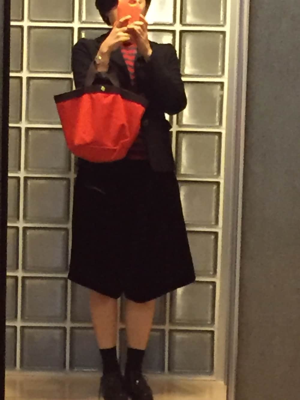 ブラック系のパンツ、ブラック系のドレスシューズ、ブラック系のジャケット/アウターを着用したレディースの春コーディネートの1枚目の写真