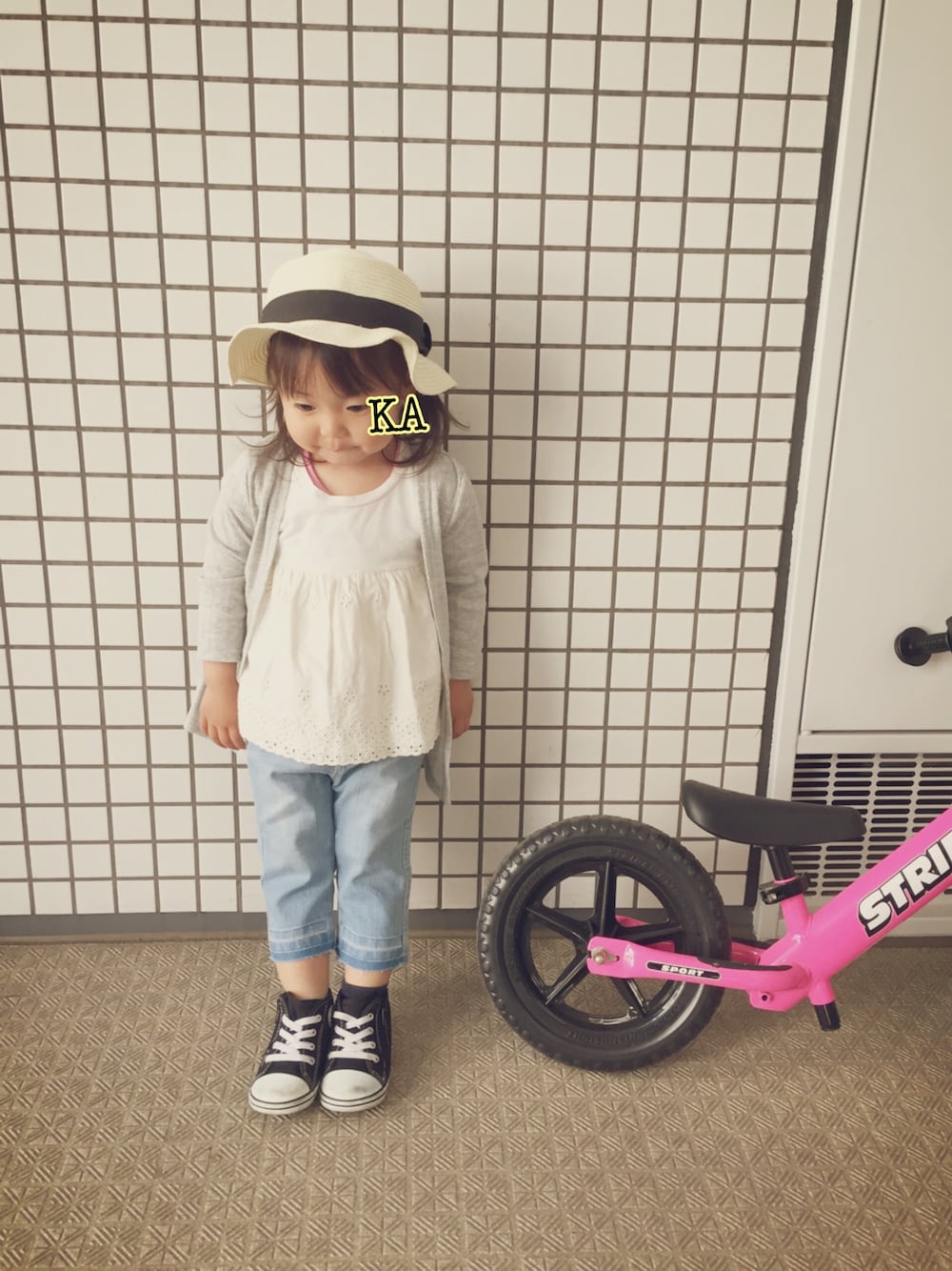 ブルー系のその他パンツ、ブラック系のスニーカー、その他のその他を着用したキッズの春コーディネートの1枚目の写真