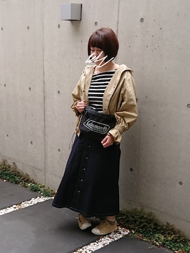「ベージュ×ブラック」｜「アイテム（マウンテンパーカー）」を使った、みさん（レディース・159cm）の春コーディネート