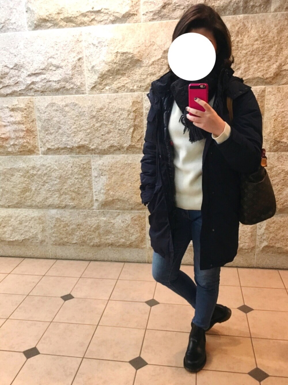 ブラック系のブーツ、ブルー系のデニムパンツ、ブルー系のダウンジャケット/コートを着用したレディースの冬コーディネートの1枚目の写真