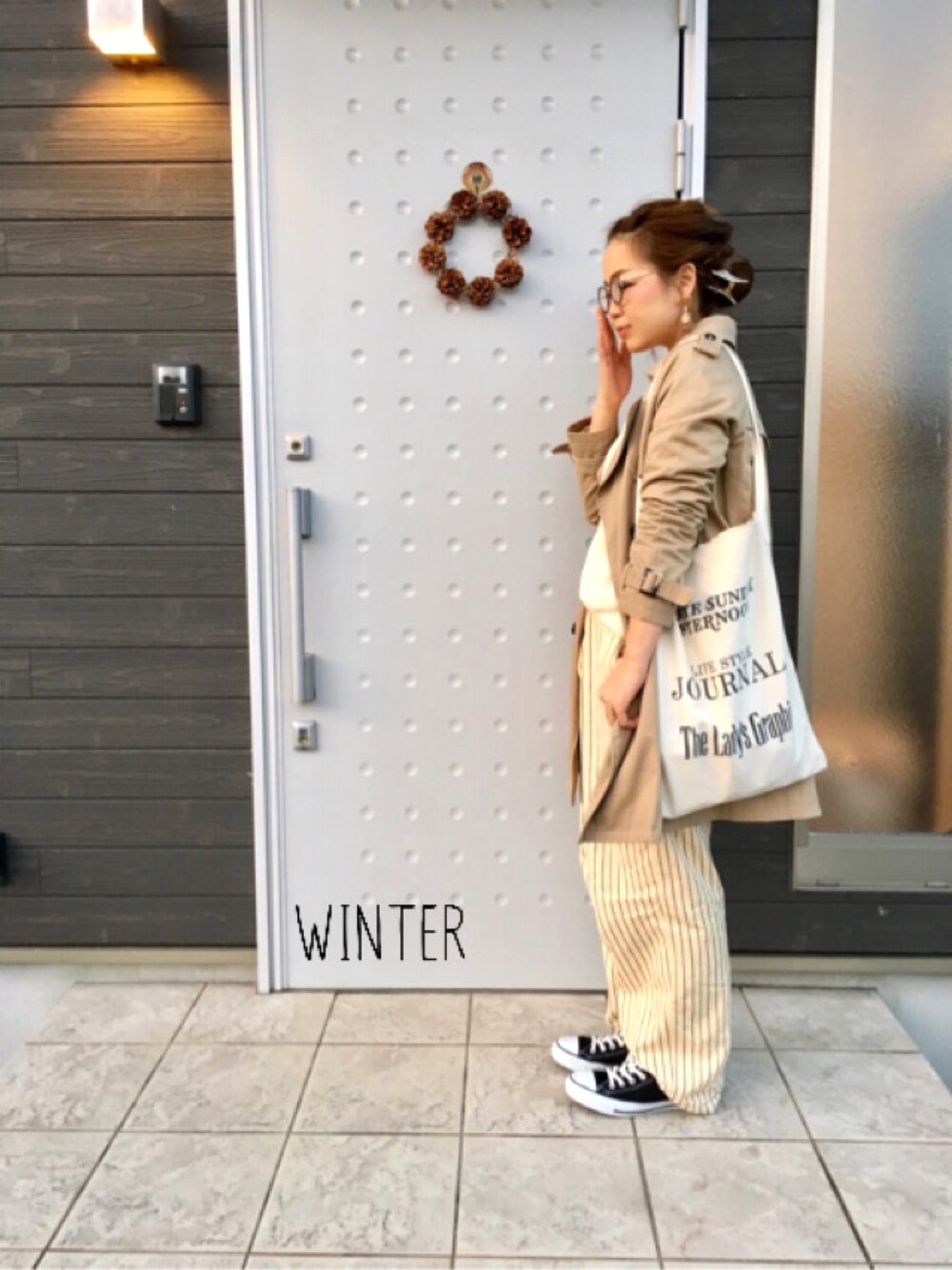 ホワイト系のTシャツ/カットソー、ベージュ系のその他パンツ、ブラック系のスニーカーを着用したレディースの冬コーディネートの1枚目の写真