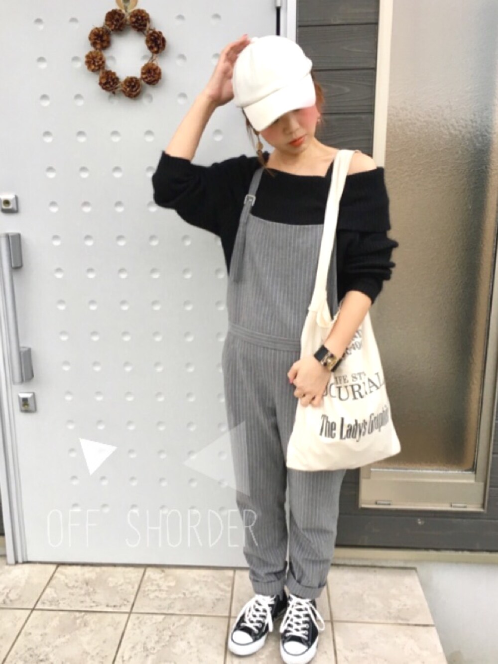 「グレー、オールインワン、花見コーデ、converse、モノトーン、オフショルダー、カジュアル、オトナカジュアル、はるコーデ、ドラフトアングリッド」｜「SHIPS JET BLUEのSHIPS JET BLUE: ウール ボールキャップ（キャップ、ホワイト系）」を使った、makiさん（レディース・161cm）の春コーディネートの1枚目の写真