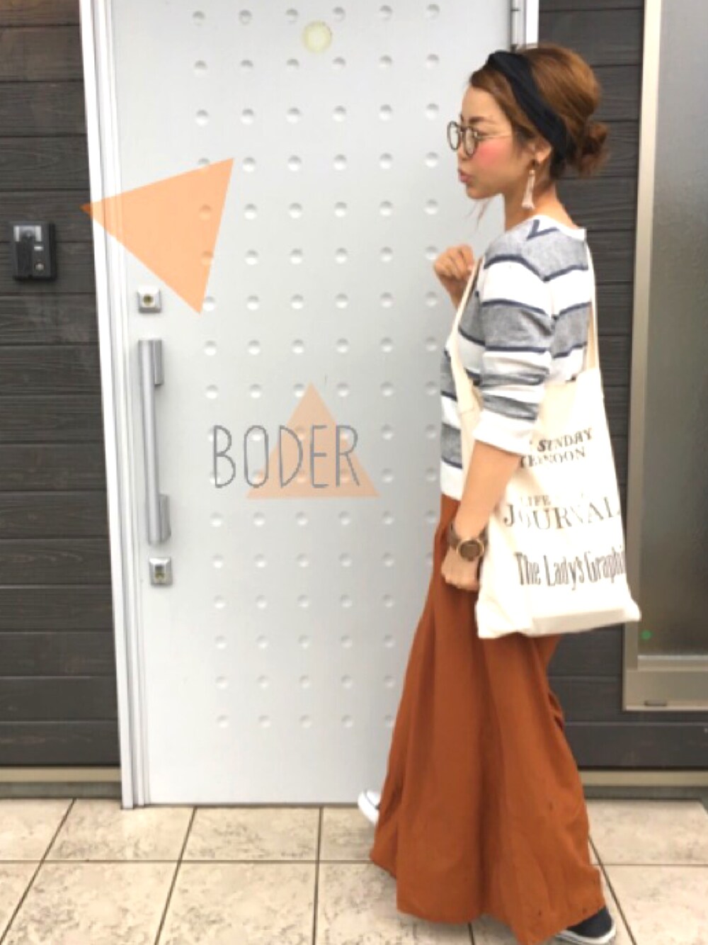 グレー系のニット/セーター、ホワイト系のトートバッグ、ブラック系のスニーカーを着用したレディースの夏コーディネートの1枚目の写真