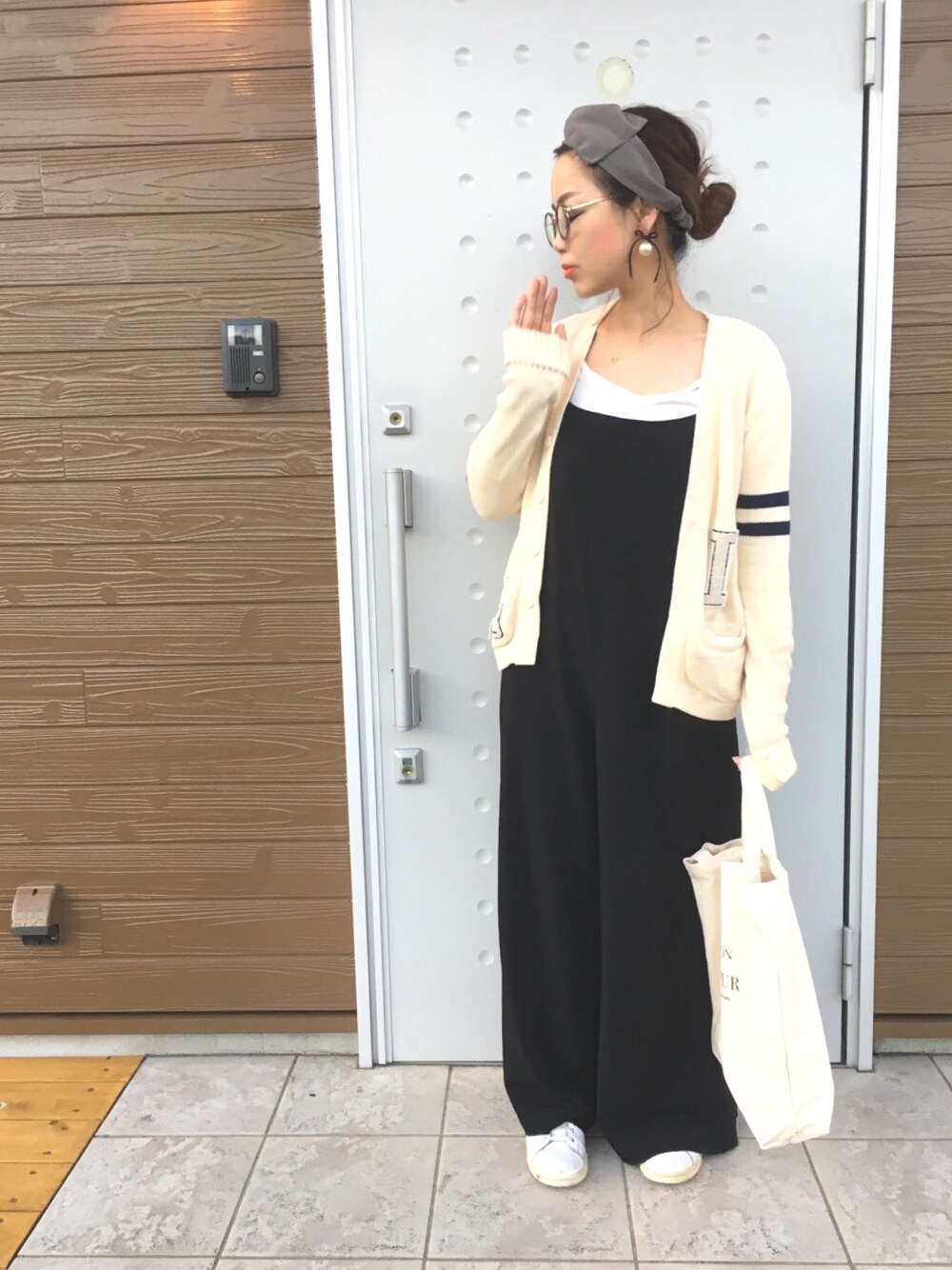 「wearhalloween2017、オトナカジュアル、サロペット、ワイドパンツ、ブラック、カーディガン、秋コーデ、パンツスタイル、トートバッグ、adidas」｜「MAISON DE REEFURのリーファー 2WAY トートバッグ（トートバッグ、ホワイト系）」を使った、makiさん（レディース・161cm）の秋コーディネートの1枚目の写真