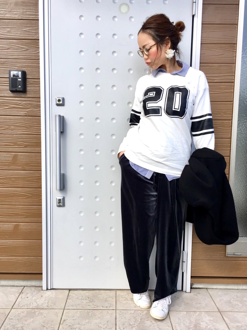 ホワイト系のTシャツ/カットソー、ブルー系のシャツ/ブラウス、グレー系のその他パンツを着用したレディースの冬コーディネートの1枚目の写真