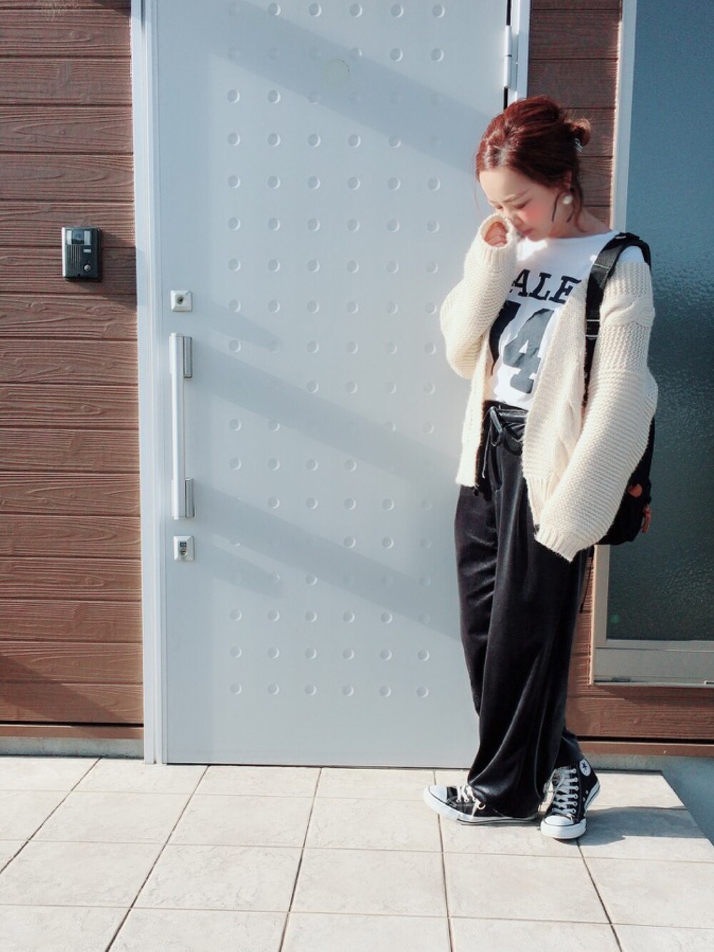 「おおぶりピアス、ワイドパンツ、ベロアパンツ、ゆったりコーデ、カーディガン、大きめカーディガン、converse、リュック、大人カジュアル」｜「Deuxieme Classeの◆"YALE" FOOT BALL T-shirts （Tシャツ/カットソー、ホワイト系）」を使った、makiさん（レディース・161cm）の春コーディネートの1枚目の写真