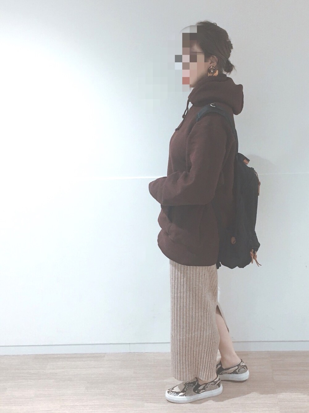 「ゆるコーデ、パーカー、ブラウス、ブラウンコーデ、パイソン柄、リュック、スニーカー」｜「Deuxieme ClasseのCAMBER　HOODIE（パーカー、ブラウン系）」を使った、makiさん（レディース・162cm）の冬コーディネートの1枚目の写真