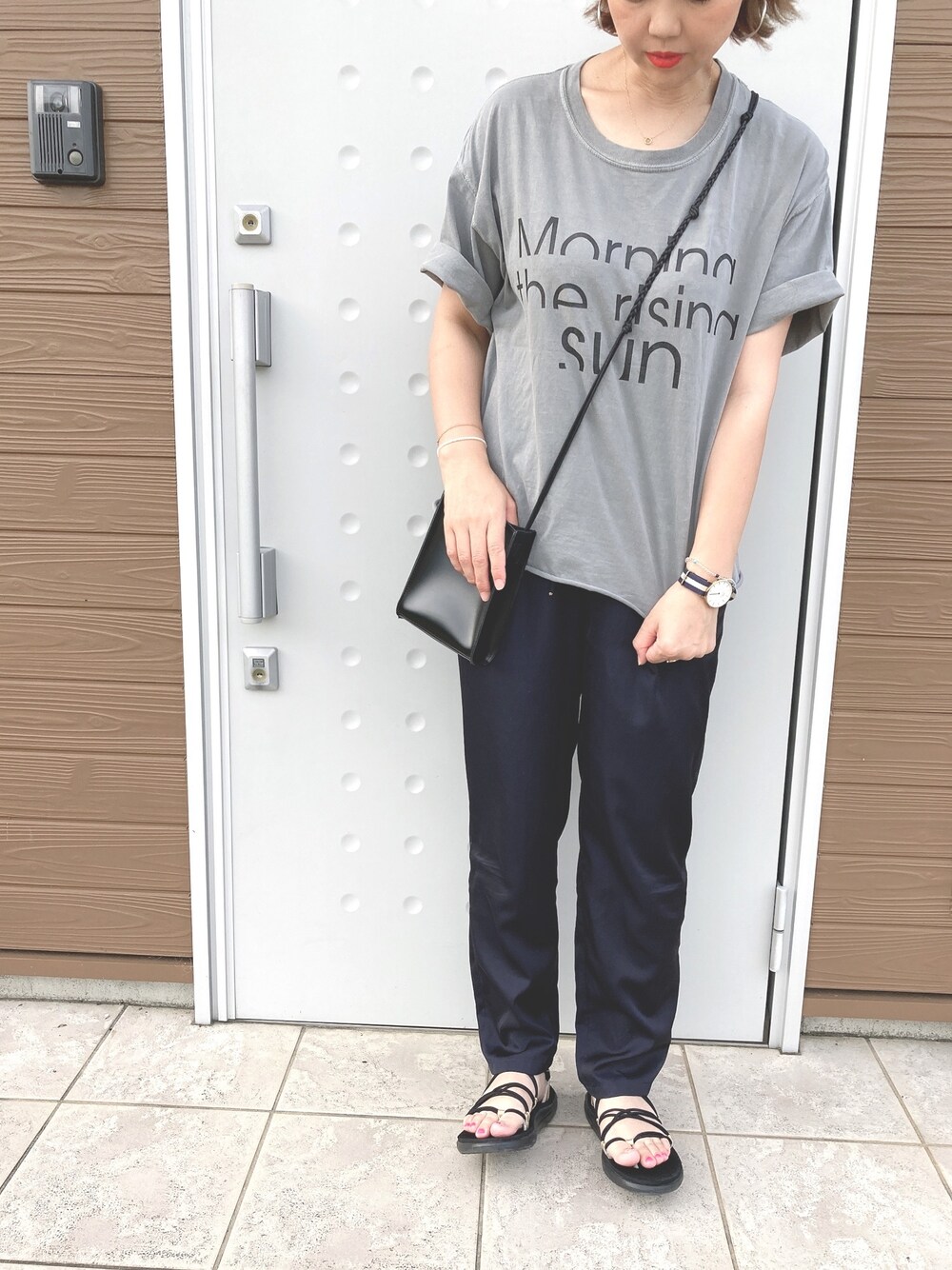 「夏だ！Tシャツ着よう！、ロゴT、サテンパンツ、カジュアル、ゆるコーデ、モノトーン、大人女子、ショルダーバッグ、シンプルコーデ、オトナカジュアル」｜「green label relaxingのKF H/W T/R/PU ドロストパンツ ◆（その他パンツ、ブルー系）」を使った、makiさん（レディース・162cm）の夏コーディネートの1枚目の写真