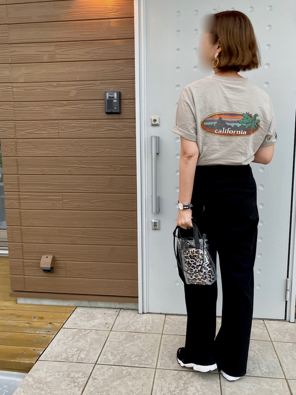 「夏だ！Tシャツ着よう！、ゆるコーデ、スポーツサンダル、エアリフト、ロゴT、ビニールバック、カジュアルコーデ、パンツスタイル、モノトーン、ドゥーズィエムクラス」｜「Deuxieme ClasseのバックプリントTシャツ（Tシャツ/カットソー、ベージュ系）」を使った、makiさん（レディース・162cm）の夏コーディネートの1枚目の写真