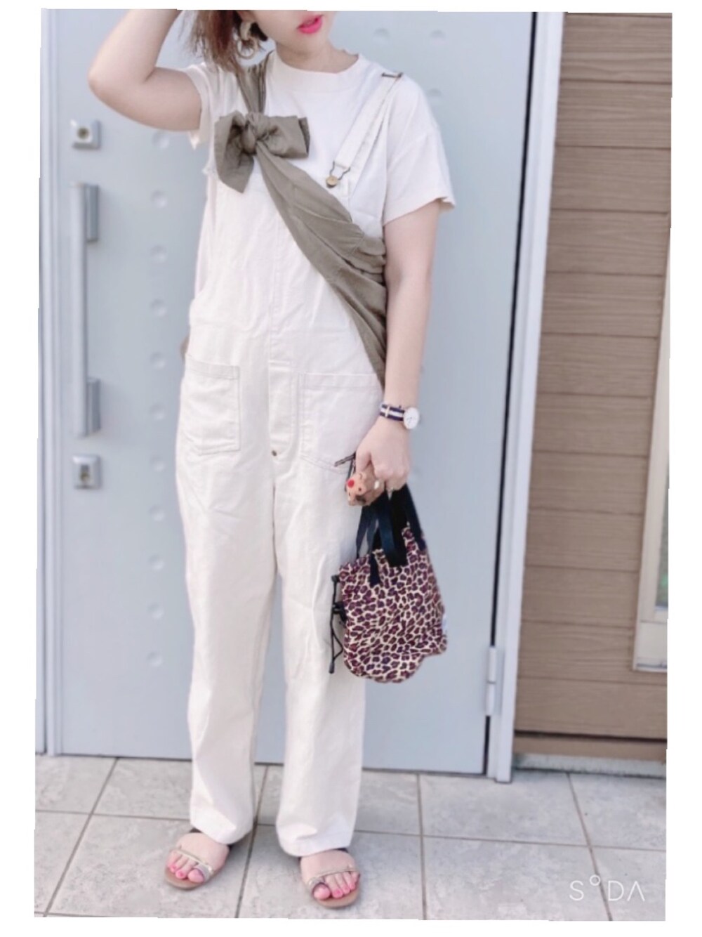 「大人カジュアル、夏だ！Tシャツ着よう！、リラックススタイル、シャツ、サンダル、サロペット、オーバーオール、ホワイトコーデ、ショルダーバッグ、ゆるコーデ」｜「JOURNAL STANDARD relumeのWashableリヨセルローンロングシャツ◆（シャツ/ブラウス、ベージュ系）」を使った、makiさん（レディース・162cm）の夏コーディネートの1枚目の写真