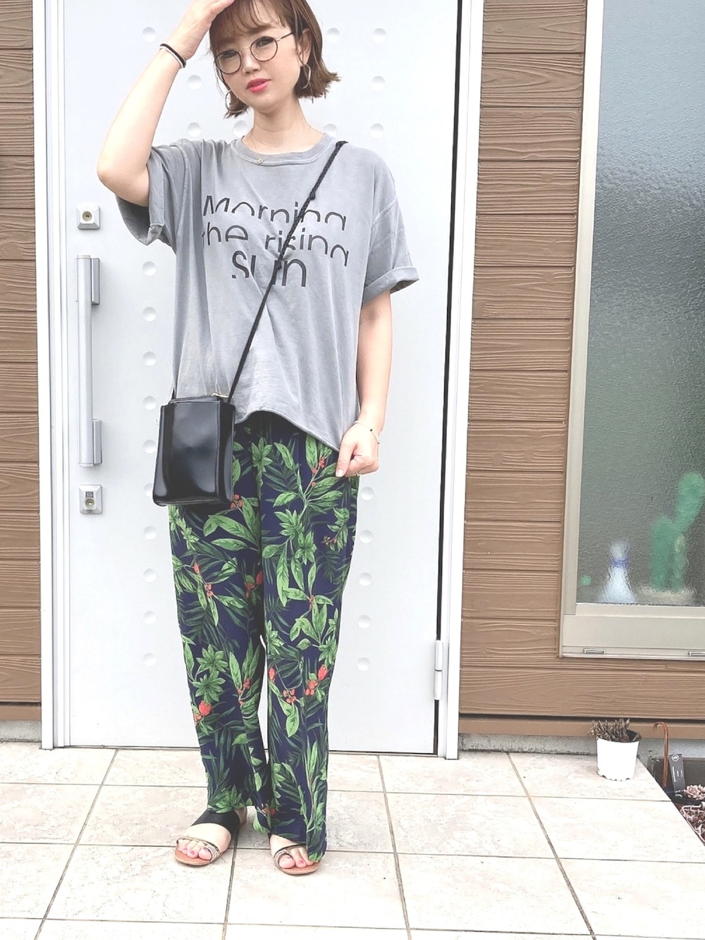 「リラックススタイル、夏だ！Tシャツ着よう！、ロゴT、リーフ柄、ショルダーバッグ、大人カジュアル、サンダル、Tシャツ、journal standard、メガネ女子」｜「JOURNAL STANDARDの【THE DAY ON THE BEACH / ザ・デイ・オンザビーチ】 6.0 OZ cutoff-T（Tシャツ/カットソー、グレー系）」を使った、makiさん（レディース・162cm）の夏コーディネートの1枚目の写真