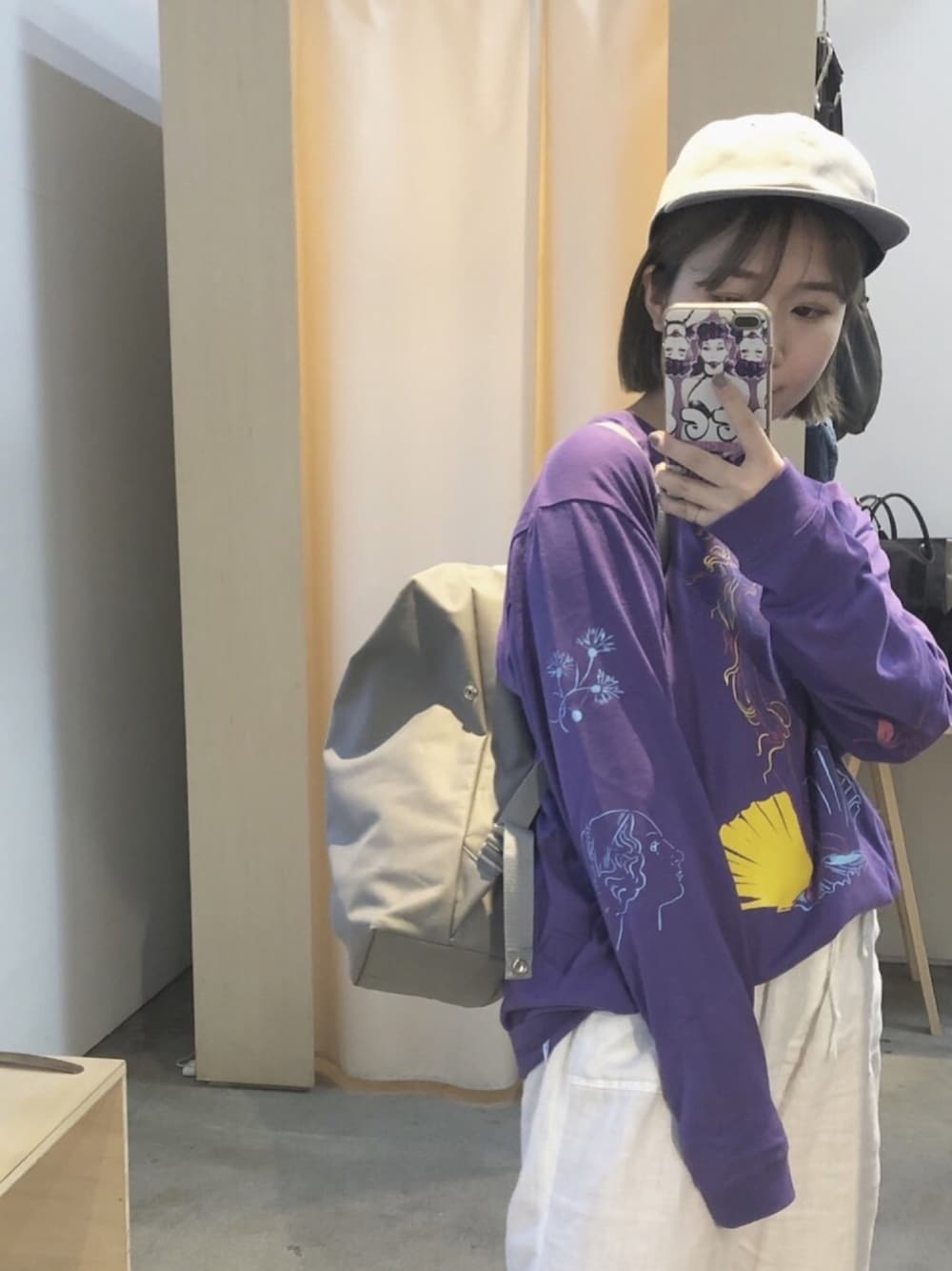 「パープル、キャップ女子、古着MIX、苦虫ツヨシ、ロンT、袖プリント」｜「L&HARMONYの＜ L&HARMONY/エルアンドハーモニー ＞ ストレッチツイルベースボールキャップ（キャップ、グレー系）」を使った、ayuさん（レディース・155cm）の夏コーディネートの1枚目の写真