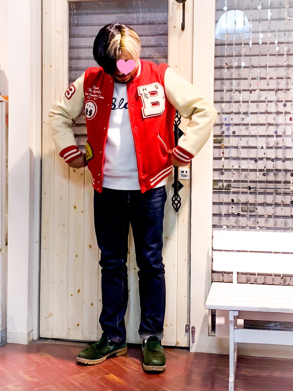 ブルー系のデニムパンツ、レッド系のスタジャン、ホワイト系のスウェットを着用したメンズの冬コーディネートの1枚目の写真