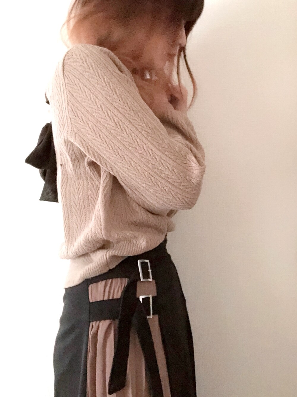 「INGNI、INGNIコーデ、ベージュ、ブラウン、おしゃれさんと繋がりたい」｜「INGNIのBACKリボンボリューム／透かしニット（ニット/セーター、ブラウン系）」を使った、Tabiさん（レディース・163cm）の秋コーディネートの1枚目の写真