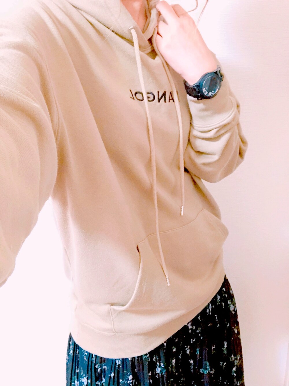 「カンゴール、KANGOL、INGNI、花柄、プリーツスカート、札幌こーで、おしゃれさんと繋がりたい」｜「KANGOLの▽WEB限定 KANGOL/カンゴール 別注ロゴ刺繍 オーバーサイズ プルオーバーパーカー（パーカー、ベージュ系）」を使った、Tabiさん（レディース・163cm）の春コーディネートの1枚目の写真