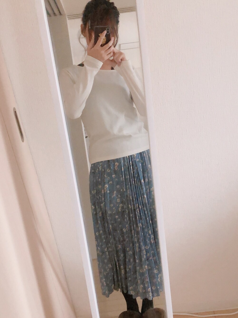 「INGNI、花柄、春コーデ、札幌こーで、おしゃれさんと繋がりたい」｜「INGNIの花柄プリーツ／スカート（スカート、ブルー系）」を使った、Tabiさん（レディース・163cm）の春コーディネートの1枚目の写真