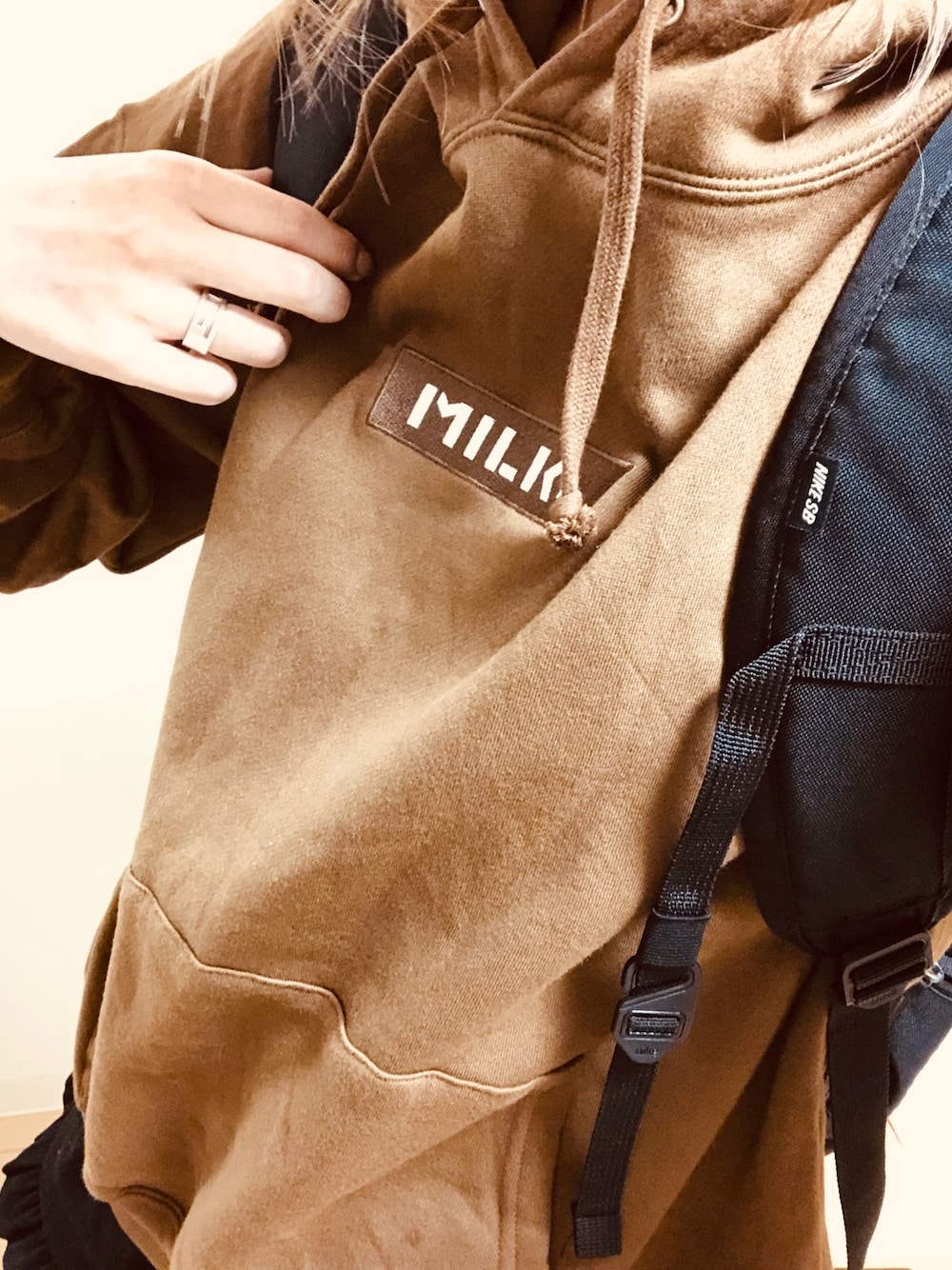 「ミルクフェド、ブラウン、ショーパン、オリーブ デ オリーブ(OLIVE des OLIVE)、NIKE、おしゃれさんと繋がりたい」｜「MILKFED.のBAR SWEAT HOODIE（パーカー、ブラウン系）」を使った、Tabiさん（レディース・163cm）の夏コーディネートの1枚目の写真