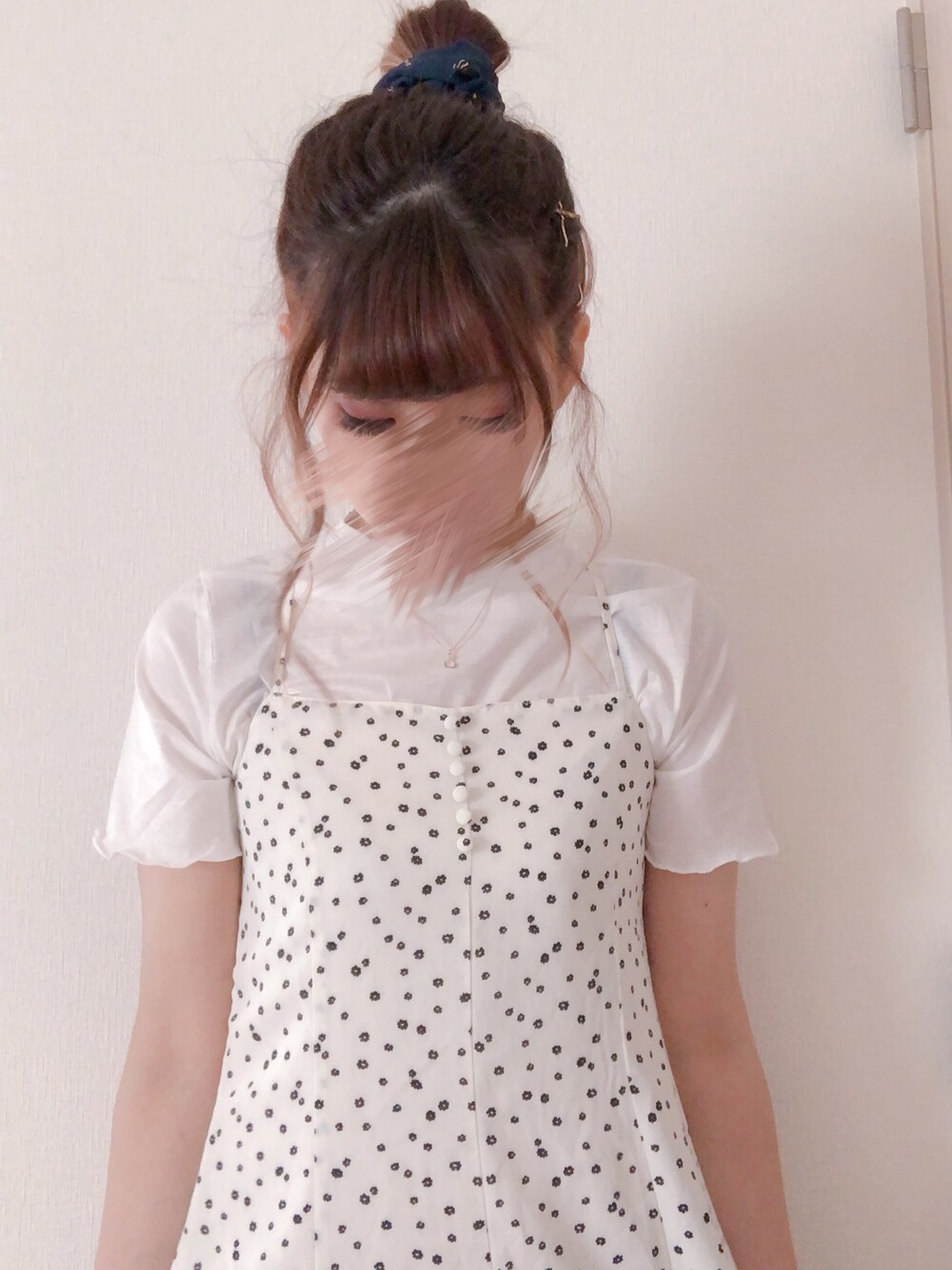 「シンプルコーデ、夏コーデ、ワンピース、おだんごヘアー、Heather、ホワイトコーデ、札幌こーで、おしゃれさんと繋がりたい」｜「Heatherのデイジーガラキャミセットワンピース　881985（ワンピース、ホワイト系）」を使った、Tabiさん（レディース・163cm）の夏コーディネートの1枚目の写真
