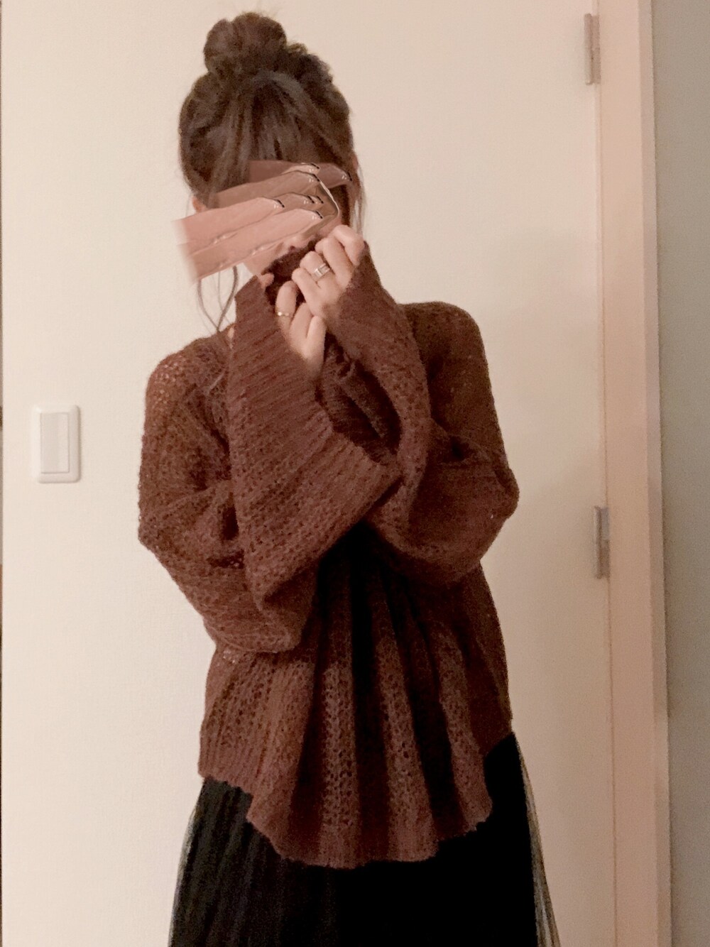 「who's who chico、nOr、ブラウンコーデ、だぼっとゆるっと。、だぼだぼ、ニット、札幌こーで、おしゃれさんと繋がりたい、おだんごヘアー」｜「Chicoのバックあき透けニット/ざっくり編みニット（ニット/セーター、ブラウン系）」を使った、Tabiさん（レディース・163cm）の秋コーディネートの1枚目の写真