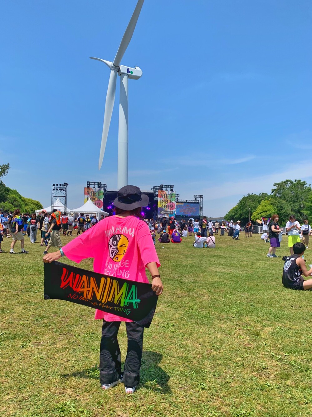 「フェススタイル、ライブ、フェスコーデ、フェス、METROCK、バンドT、WANIMA、オーバーサイズ、ストリート、低身長」｜「ChampionのChampion/チャンピオン/アドベンチャーハット（ハット、ブラック系）」を使った、88さん（レディース・150cm）の春コーディネートの1枚目の写真