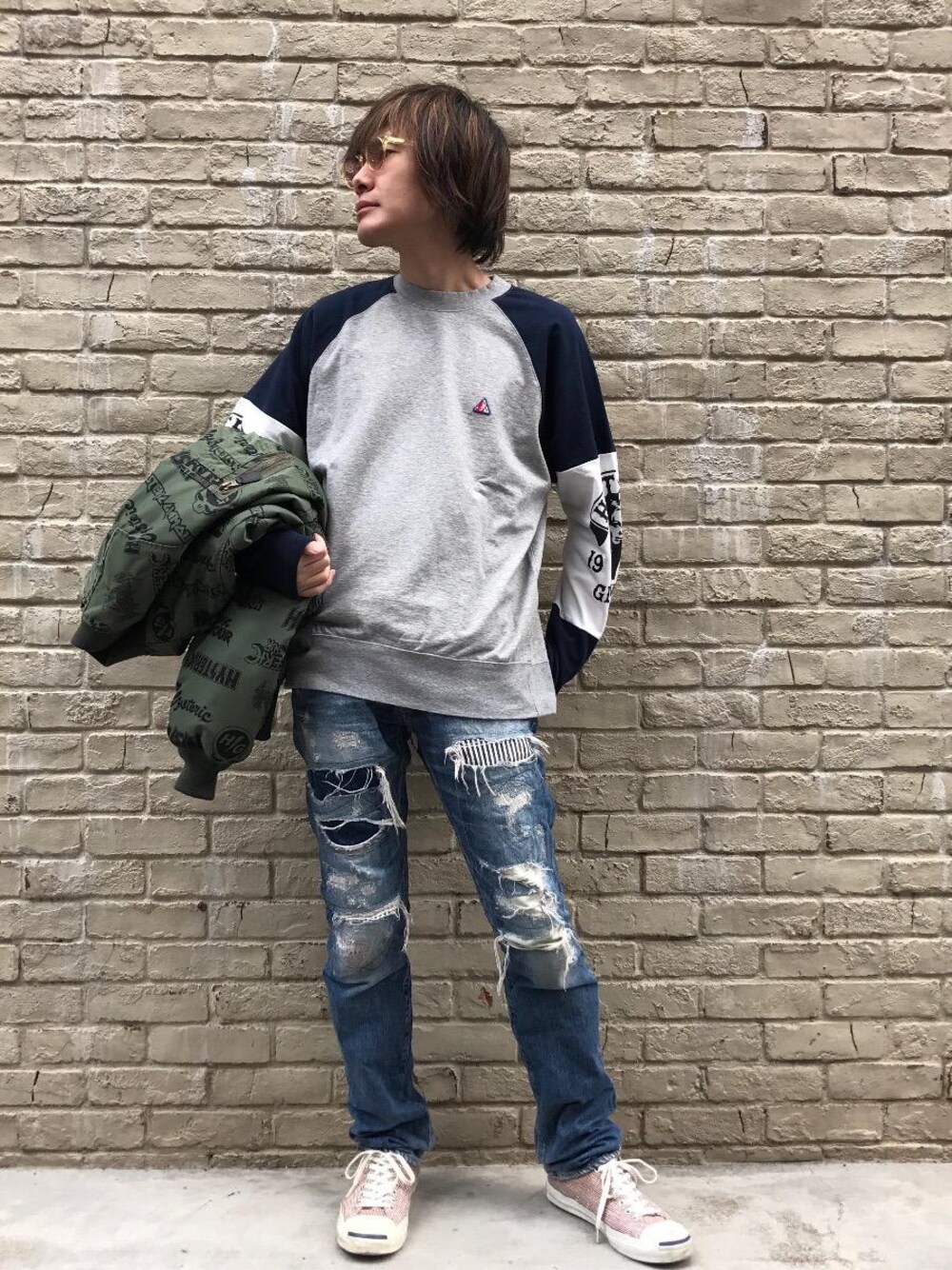 「スウェット、デニム、MA-1、大人カジュアル、Hysteric Glamour、ダメージデニム、ヒステリックグラマー、リメイクデニム、冬のアウター、ビッグサイズコーデ」｜「HYSTERIC GLAMOURのRSM加工デニムスリムストレートパンツ（デニムパンツ、ブルー系）」を使った、♪♫♬♪♬♫♪さん（メンズ・172cm）の冬コーディネートの1枚目の写真