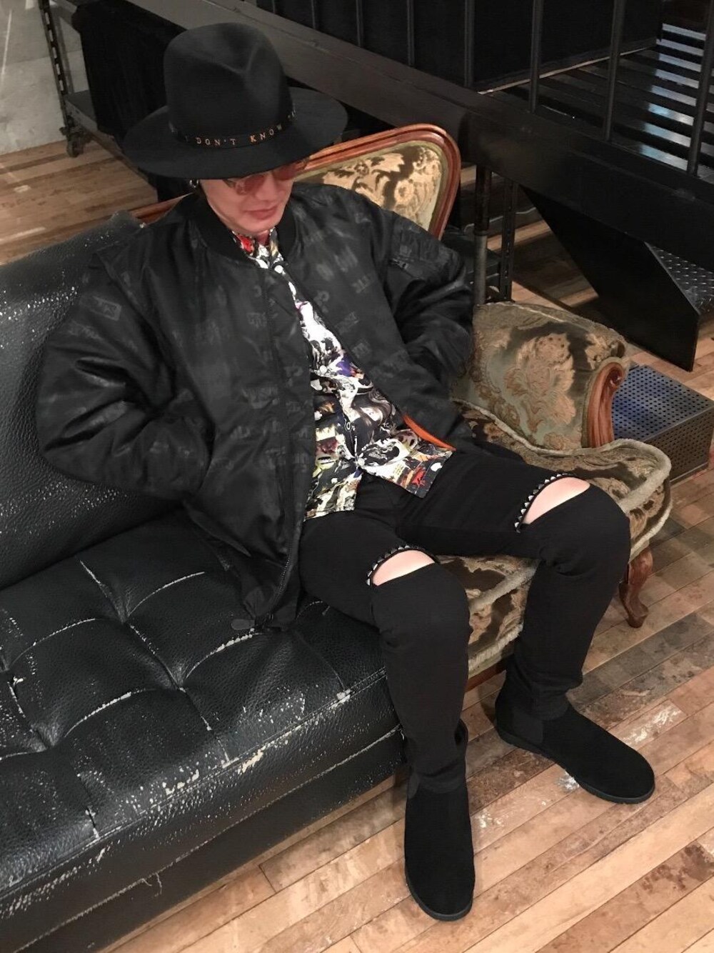 「ロック、ブラックコーデ、Hysteric Glamour、STETSON、ブラックデニム、クラッシュデニム、ヒステリックグラマー、オープンカラーシャツ、冬のアウター」｜「HYSTERIC GLAMOURのプリマロフトエアフォース MA-1 JK（MA-1、ブラック系）」を使った、♪♫♬♪♬♫♪さん（メンズ・172cm）の冬コーディネートの1枚目の写真