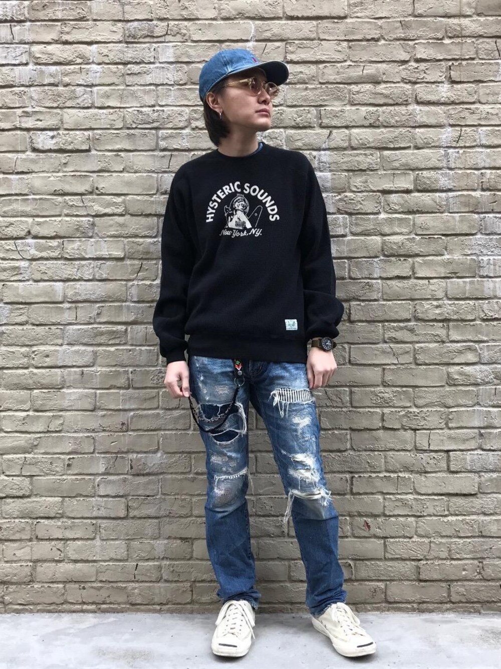 「スウェット、デニム、パンツ、カジュアル、大人カジュアル、Hysteric Glamour、ダメージデニム、ヒステリックグラマー、リメイクデニム、ビッグサイズコーデ」｜「HYSTERIC GLAMOURのRSM加工デニムスリムストレートパンツ（デニムパンツ、ブルー系）」を使った、♪♫♬♪♬♫♪さん（メンズ・172cm）の冬コーディネートの1枚目の写真