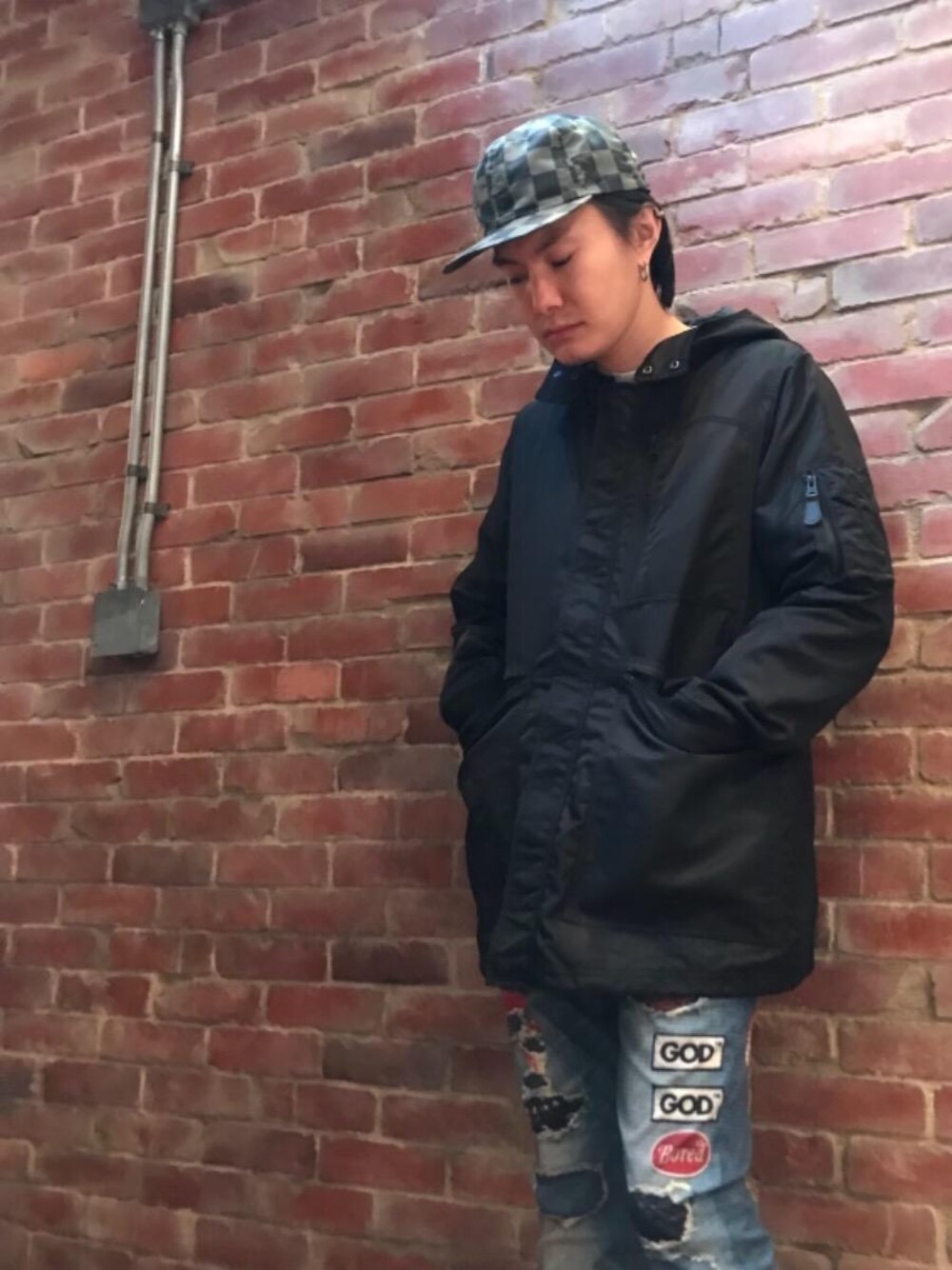 「アウター、パンツ、カジュアル、ロック、キャップ、ストリート、大人カジュアル、Hysteric Glamour、ラフ、秋コーデ」｜「HYSTERIC GLAMOURのGOD PATCH DENIMスリムストレートパンツ（デニムパンツ、ブルー系）」を使った、♪♫♬♪♬♫♪さん（メンズ・172cm）の秋コーディネートの1枚目の写真