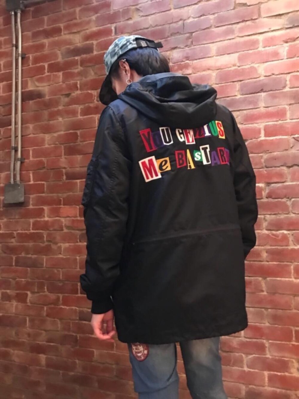 「アウター、パンツ、ミリタリー、カジュアル、キャップ、ストリート、大人カジュアル、Hysteric Glamour、ラフ、秋コーデ」｜「HYSTERIC GLAMOURのGOD PATCH DENIMスリムストレートパンツ（デニムパンツ、ブルー系）」を使った、♪♫♬♪♬♫♪さん（メンズ・172cm）の秋コーディネートの1枚目の写真