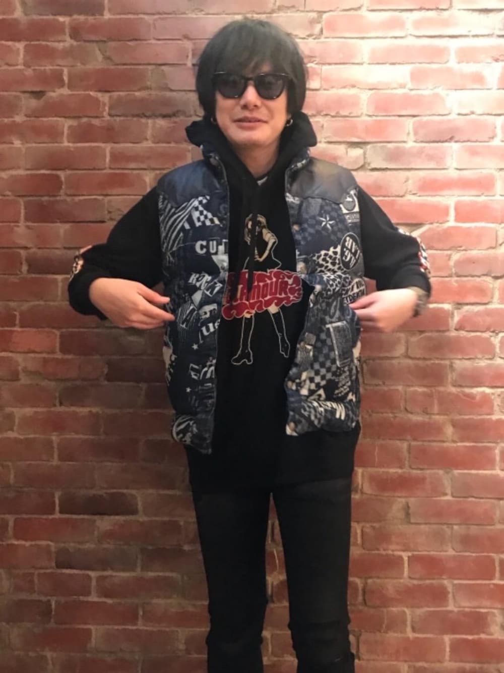 「デニム、カジュアル、ロック、コラボ、パーカー、ストリート、大人カジュアル、Hysteric Glamour、ロッキーマウンテン、秋コーデ」｜「HYSTERIC GLAMOURのKPR加工ISKOデニム リメイクスリムPT（デニムパンツ、ブラック系）」を使った、♪♫♬♪♬♫♪さん（メンズ・172cm）の秋コーディネートの1枚目の写真