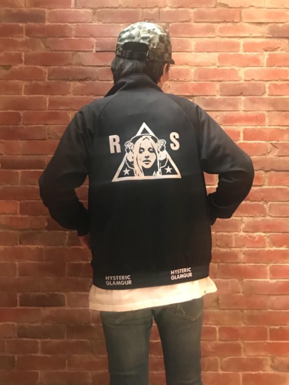 「ジャケット、デニム、カジュアル、キャップ、Tシャツ、ストリート、大人カジュアル、Hysteric Glamour、チェッカー、秋コーデ」｜「HYSTERIC GLAMOURのKPR加工ISKOデニム リメイクスリムPT（デニムパンツ、ブルー系）」を使った、♪♫♬♪♬♫♪さん（メンズ・172cm）の秋コーディネートの1枚目の写真