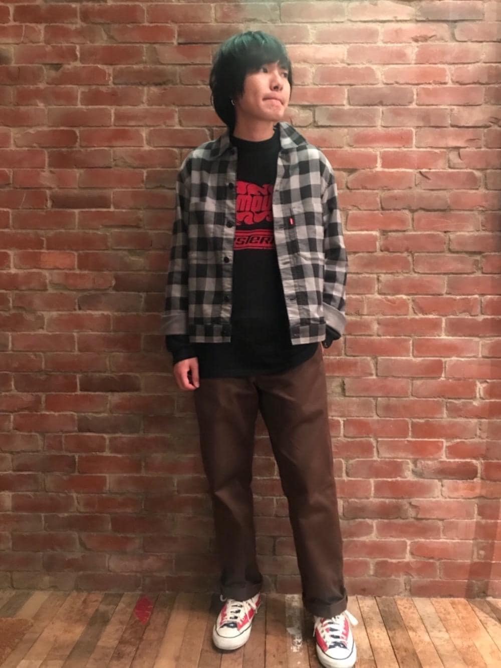 「カジュアル、シャツ、チノパン、ストリート、ロンT、大人カジュアル、Hysteric Glamour、ラフ、チェッカー、秋コーデ」｜「HYSTERIC GLAMOURのFIRE LOGO プリント Tシャツ（Tシャツ/カットソー、ブラック系）」を使った、♪♫♬♪♬♫♪さん（メンズ・172cm）の秋コーディネートの1枚目の写真
