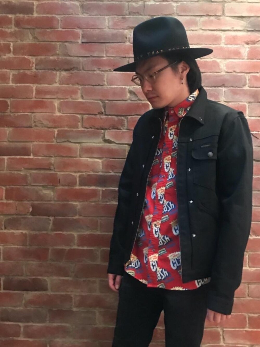 「ニット、カジュアル、シンプル、ブラック、ロック、Tシャツ、ストリート、大人カジュアル、Hysteric Glamour、秋コーデ」｜「HYSTERIC GLAMOURのKPR加工ISKOデニム リメイクスリムパンツ（デニムパンツ、ブラック系）」を使った、♪♫♬♪♬♫♪さん（メンズ・172cm）の秋コーディネートの1枚目の写真