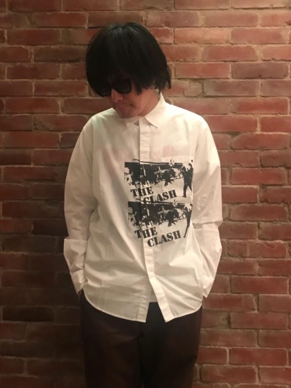 「カジュアル、シャツ、ロック、チノパン、ストリート、大人カジュアル、Hysteric Glamour、ラフ、THE CLASH、秋コーデ」｜「HYSTERIC GLAMOURのMARVIN Ⅱ（サングラス、ブラック系）」を使った、♪♫♬♪♬♫♪さん（メンズ・172cm）の秋コーディネートの1枚目の写真