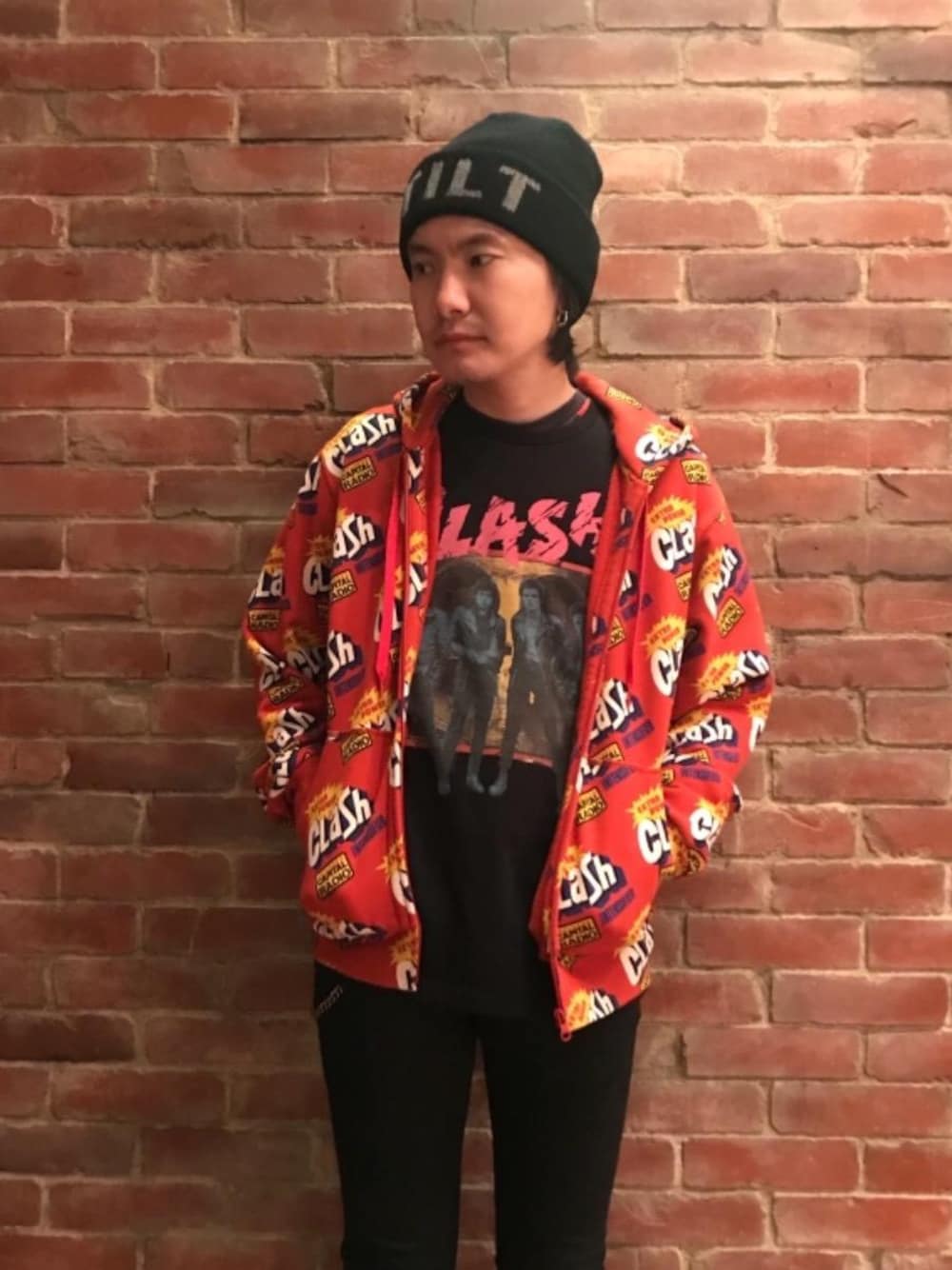 「カジュアル、ロック、コラボ、Tシャツ、ストリート、大人カジュアル、コラボレーション、Hysteric Glamour、THE CLASH、秋コーデ」｜「HYSTERIC GLAMOURのブラックSデニムスリムPT（デニムパンツ、ブラック系）」を使った、♪♫♬♪♬♫♪さん（メンズ・172cm）の秋コーディネートの1枚目の写真