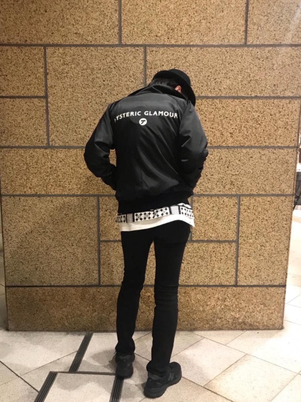 「ブルゾン、デニム、カジュアル、シャツ、ロック、ストリート、大人カジュアル、Hysteric Glamour、90'sスタイル、秋コーデ」｜「HYSTERIC GLAMOURのブラックSデニムスリムPT（デニムパンツ、ブラック系）」を使った、♪♫♬♪♬♫♪さん（メンズ・172cm）の秋コーディネートの1枚目の写真