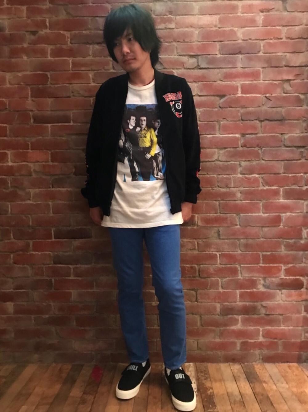 「ジャケット、カジュアル、ロック、Tシャツ、ストリート、大人カジュアル、Hysteric Glamour、90'sスタイル、THE CLASH、秋コーデ」｜「HYSTERIC GLAMOURのCHILL OUT VELCRO スリッポン（スニーカー、ブラック系）」を使った、♪♫♬♪♬♫♪さん（メンズ・172cm）の秋コーディネートの1枚目の写真