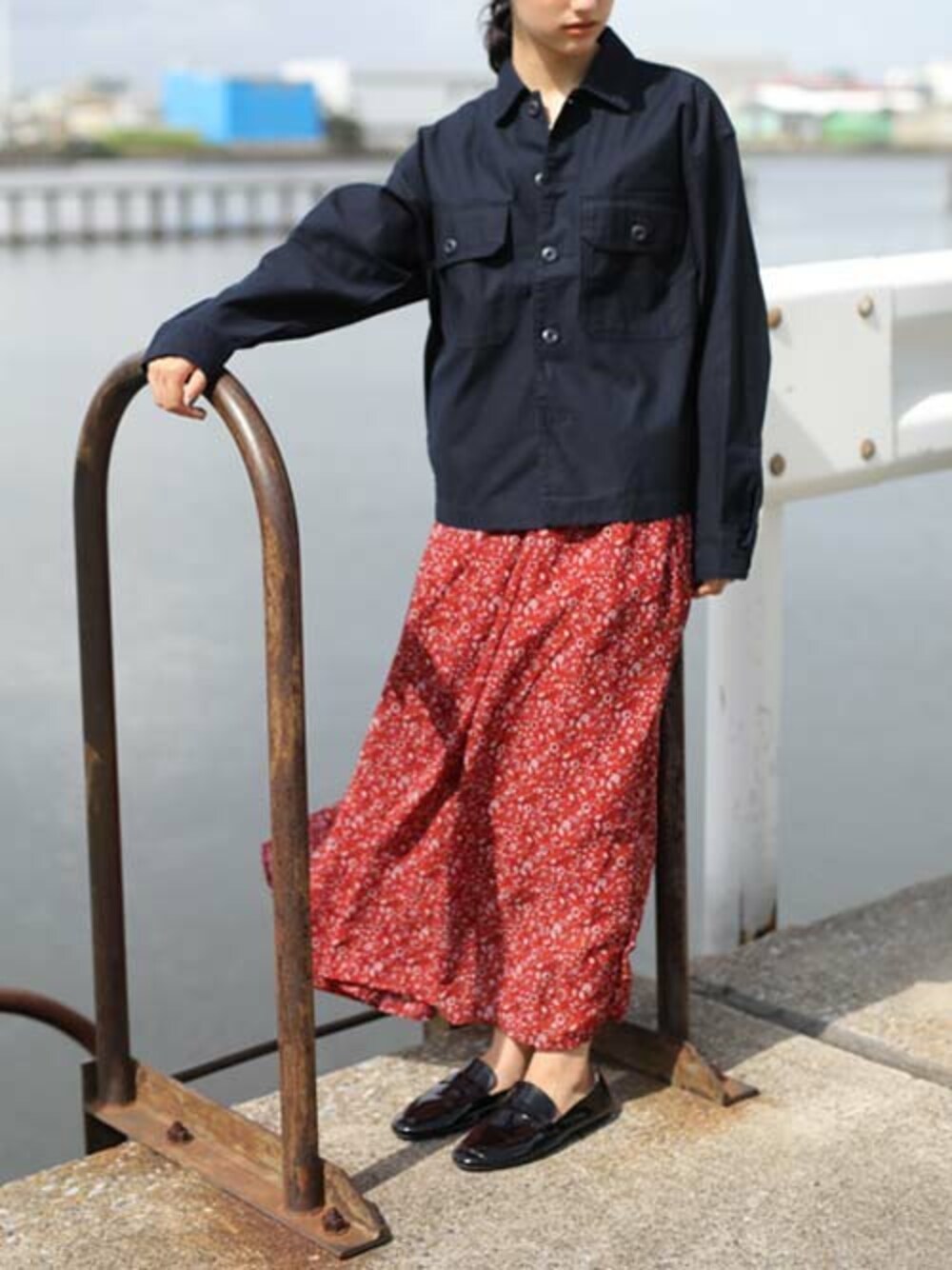 「アウター、ローファー、秋のコーデ、海、マキシスカート、ロングスカート、プチプラ、ルーズシルエット、夏の終わり」｜「CRAFT STANDARD BOUTIQUEの【秋冬新作】綿スラブシャツジャケット【セットアップ対応】〇（ブルゾン、ブルー系）」を使った、craftstandardboutique_officialさん（レディース・160cm）の夏コーディネートの1枚目の写真