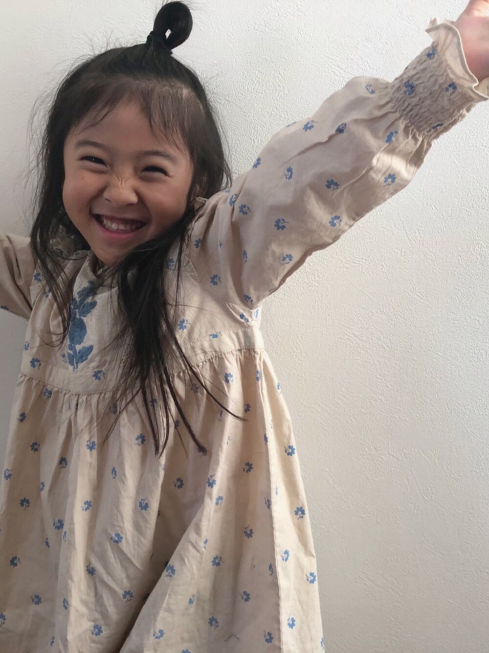 「キッズファッション、おしゃれさんと繋がりたい、ワンピース、5歳女の子、海外子供服、アポリナ、apolina、花柄ワンピース、むすめコーデ」｜「apolinaのアイテム（ワンピース/ドレス、ホワイト系）」を使った、Yuzuさん（キッズ・110cm）の冬コーディネートの1枚目の写真