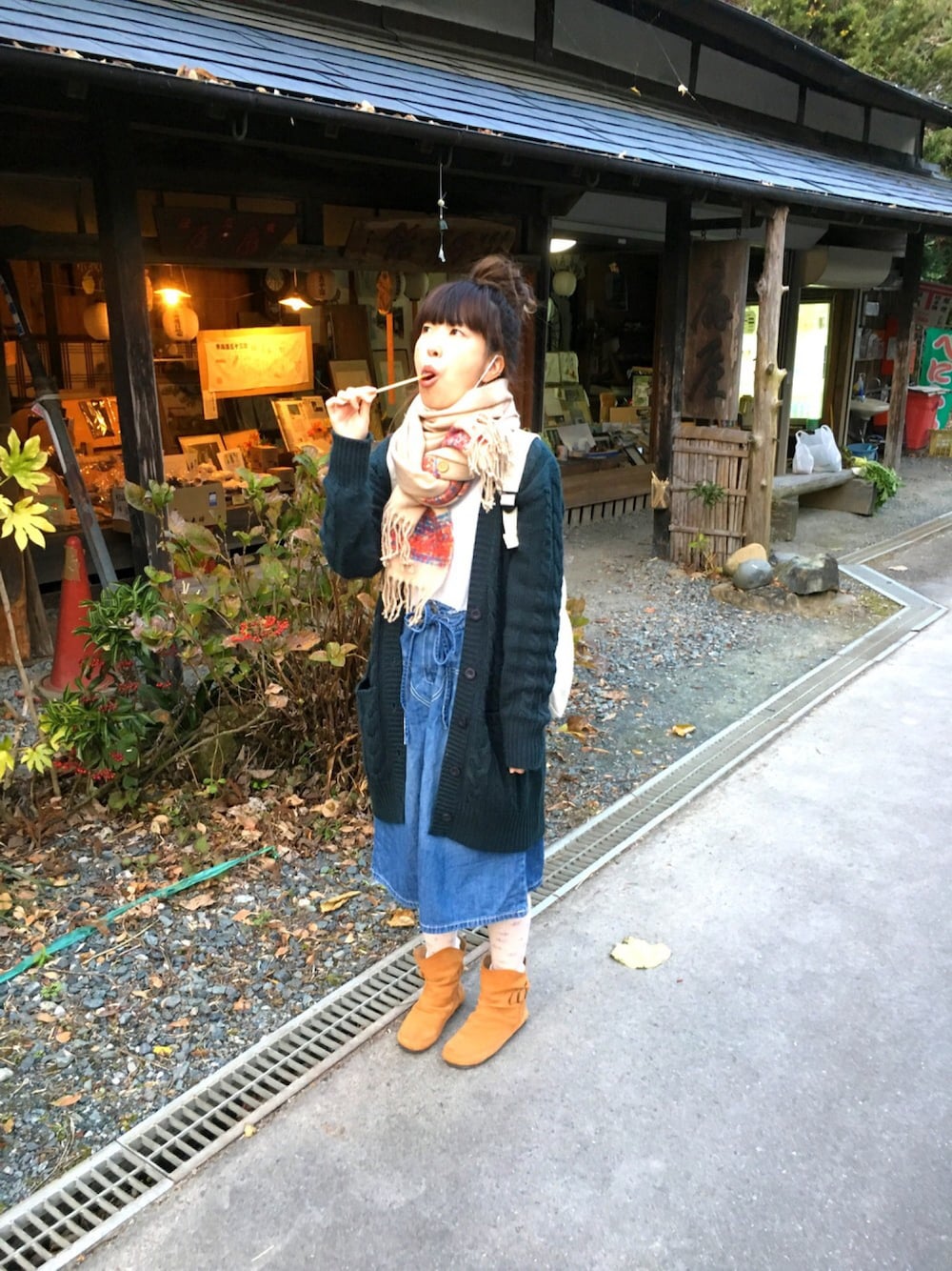 「カジュアル、デニムスカート、古着、おだんごヘアー、ロングニット、ニット×ニット、ゆるコーデ、マフラーぐるぐる」｜「古着のアイテム（デニムスカート、ブルー系）」を使った、toccotさん（レディース・159cm）の冬コーディネートの1枚目の写真