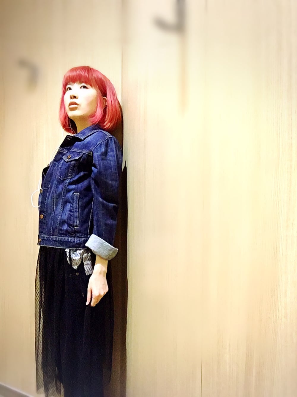 「GU、earth music&ecology、スニーカー、レース、デニムオンデニム、Gジャン、キャミワンピ」｜「earth music&ecologyの【MORE10月号掲載】【2016Autumn】デニムGジャン（デニムジャケット、ブルー系）」を使った、toccotさん（レディース・159cm）の春コーディネートの1枚目の写真