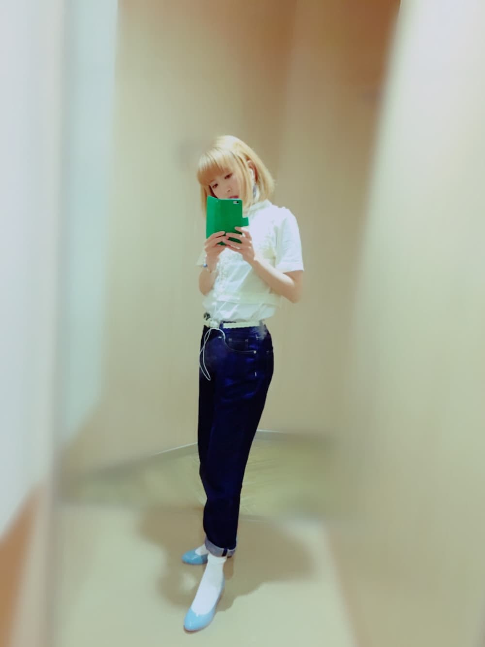 「earth music&ecology、夏、レース、デニム、パンプス、プチプラ、青」｜「earth music&ecologyのアイテム（Tシャツ/カットソー、ホワイト系）」を使った、toccotさん（レディース・159cm）の夏コーディネートの1枚目の写真