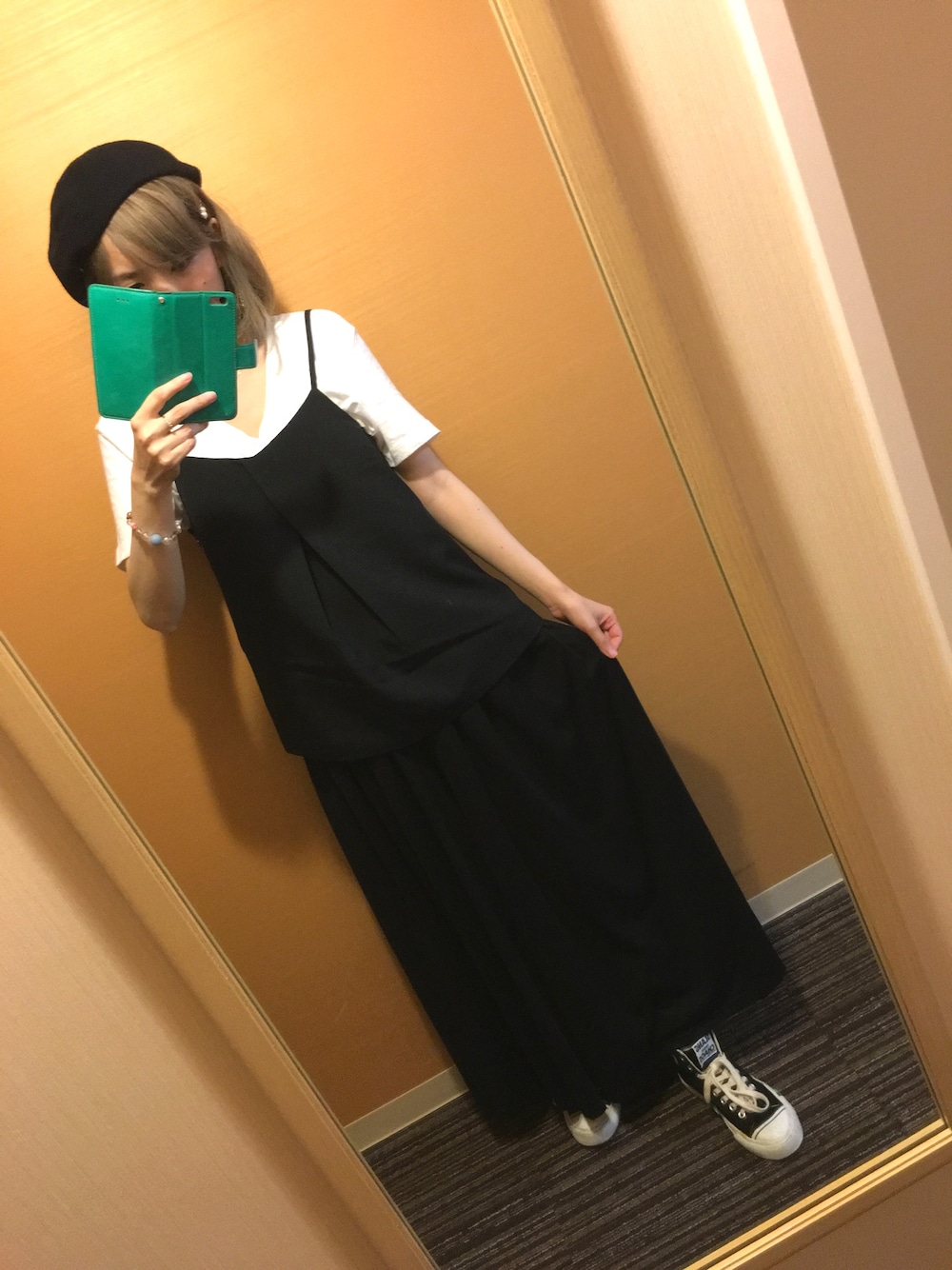 「ラフ、黒、夏、LIVE、白Tシャツ、スニーカー、ベレー帽」｜「雑貨屋のアイテム（ハンチング/ベレー帽、ブラック系）」を使った、toccotさん（レディース・159cm）の夏コーディネートの1枚目の写真