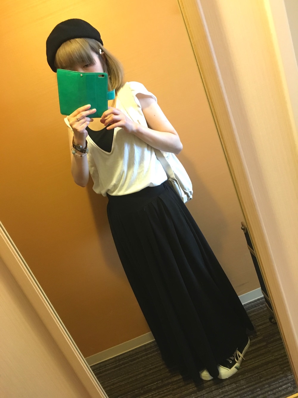 「夏、大人カジュアル、黒、ラフ、着回しコーデ、プチプラ、ベレー帽、白Tシャツ、ガウチョパンツ」｜「雑貨屋のアイテム（ハンチング/ベレー帽、ブラック系）」を使った、toccotさん（レディース・159cm）の夏コーディネートの1枚目の写真