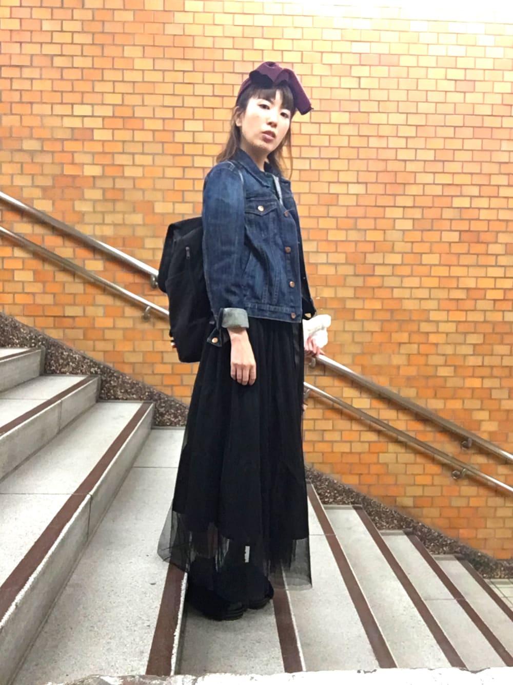 「Gジャン、デニム、チュールスカート、ロングスカート、ファー小物、ボルドー、黒、リュック、秋のコーデ、秋色」｜「earth music&ecologyのリブターバン（ヘアバンド、レッド系）」を使った、toccotさん（レディース・159cm）の秋コーディネートの1枚目の写真