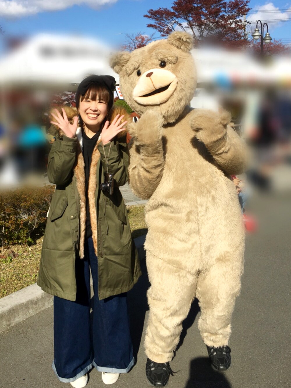 「冬コーデ、モッズコート、ヘアバンド、黒、ファー、ワイドパンツ、トレーナー」｜「earth music&ecologyのリブターバン（ヘアバンド、レッド系）」を使った、toccotさん（レディース・159cm）の秋コーディネートの1枚目の写真