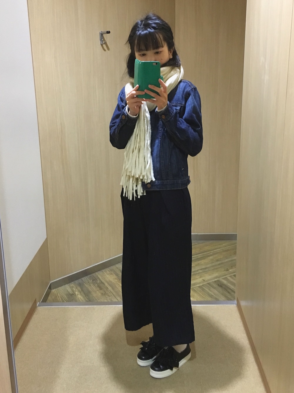 「Gジャン、紺、ホワイト」｜「chocol raffine robeのアイテム（マフラー、ホワイト系）」を使った、toccotさん（レディース・159cm）の冬コーディネートの1枚目の写真