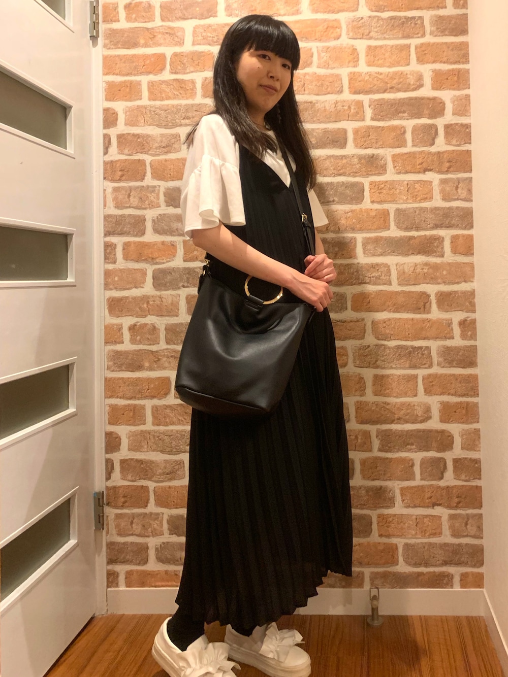 「黒、アコーディオンプリーツ、モノトーン、オトナカジュアル、夏だ！Tシャツ着よう！」｜「Legato LargoのLegatoLargo/レガートラルゴ/ColorBlock 4Way ShoulderBag 《LU-R0101》（ショルダーバッグ、ブラック系）」を使った、toccotさん（レディース・160cm）の夏コーディネートの1枚目の写真